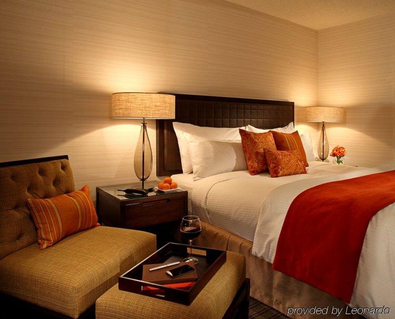 Cambridge Suites Toronto Room photo